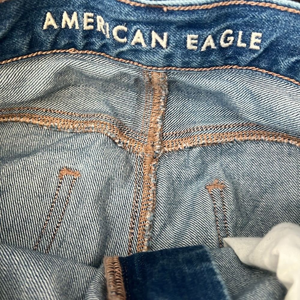American Eagle Highest Rise Mom Jeans Size 4 Long Distressed Medium Wash - Picture 5 of 7
